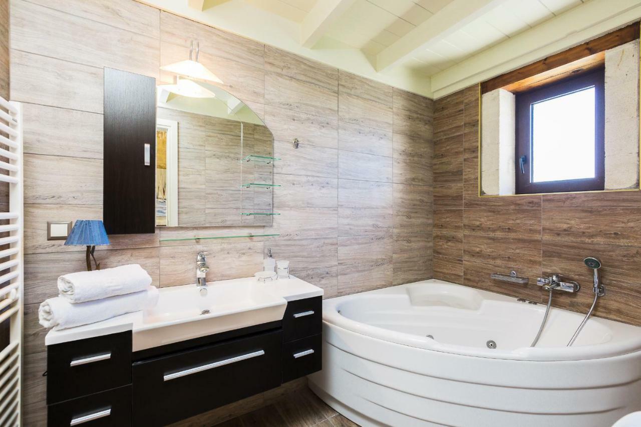 Caramel Villa, With 40M2 Pool & Spa Whirlpool, By Thinkvilla Pánormosz Kültér fotó